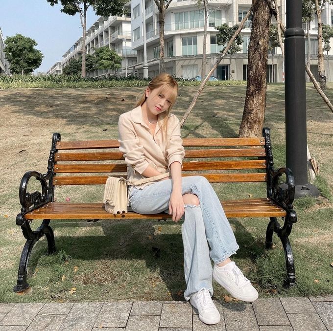 Style sao Việt tuần qua: Chi Pu khoe body đồng hồ cát