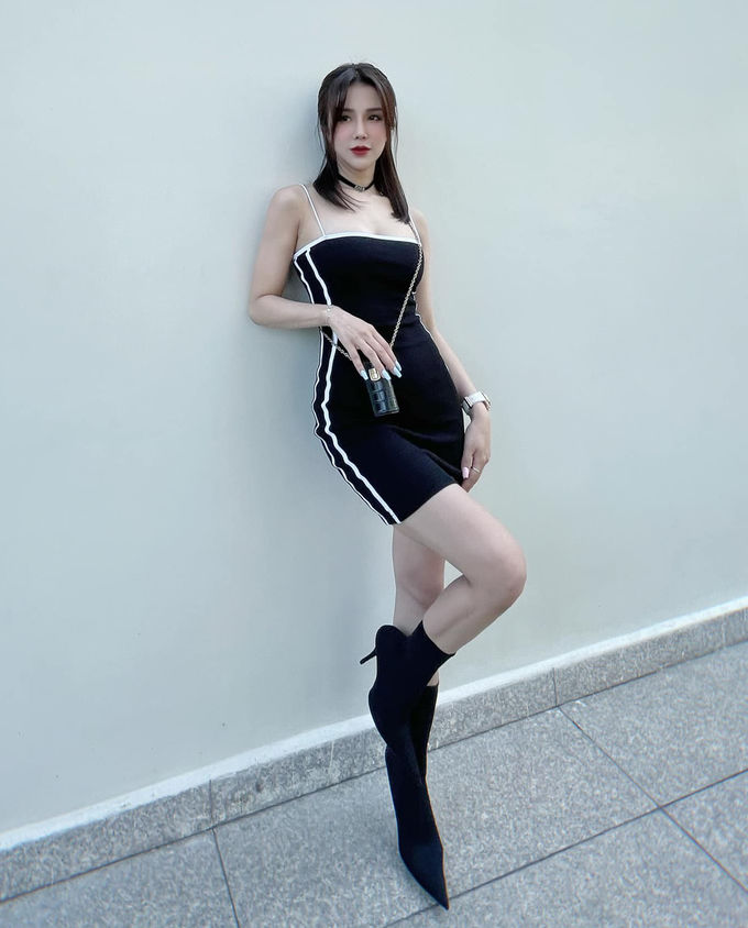 Style sao Việt tuần qua: Ngọc Trinh diện váy hư, Hà Hồ tựa thiếu nữ