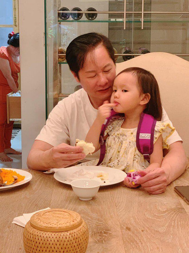 Ái nữ nhà Phan Như Thảo được ăn cá gần nửa triệu đồng 1kg
