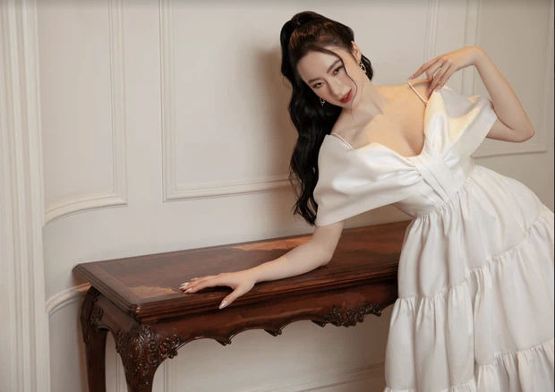 Angela Phương Trinh tái xuất với bộ ảnh khoe vòng một táo bạo