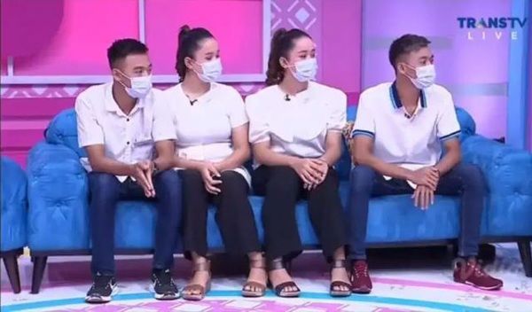 Anh em sinh đôi cưới chị em sinh đôi
