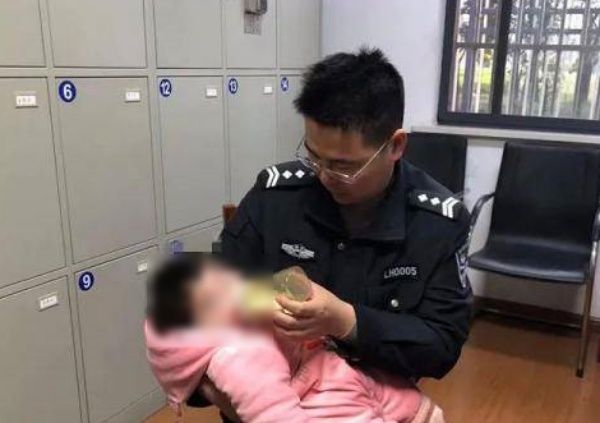 Bé 9 tháng ngơ ngác ở đồn cảnh sát vì bố mẹ ly hôn không ai muốn nuôi