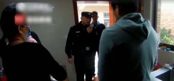 Bé 9 tháng ngơ ngác ở đồn cảnh sát vì bố mẹ ly hôn không ai muốn nuôi