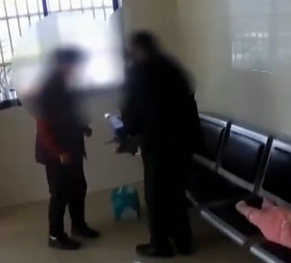 Bé 9 tháng ngơ ngác ở đồn cảnh sát vì bố mẹ ly hôn không ai muốn nuôi