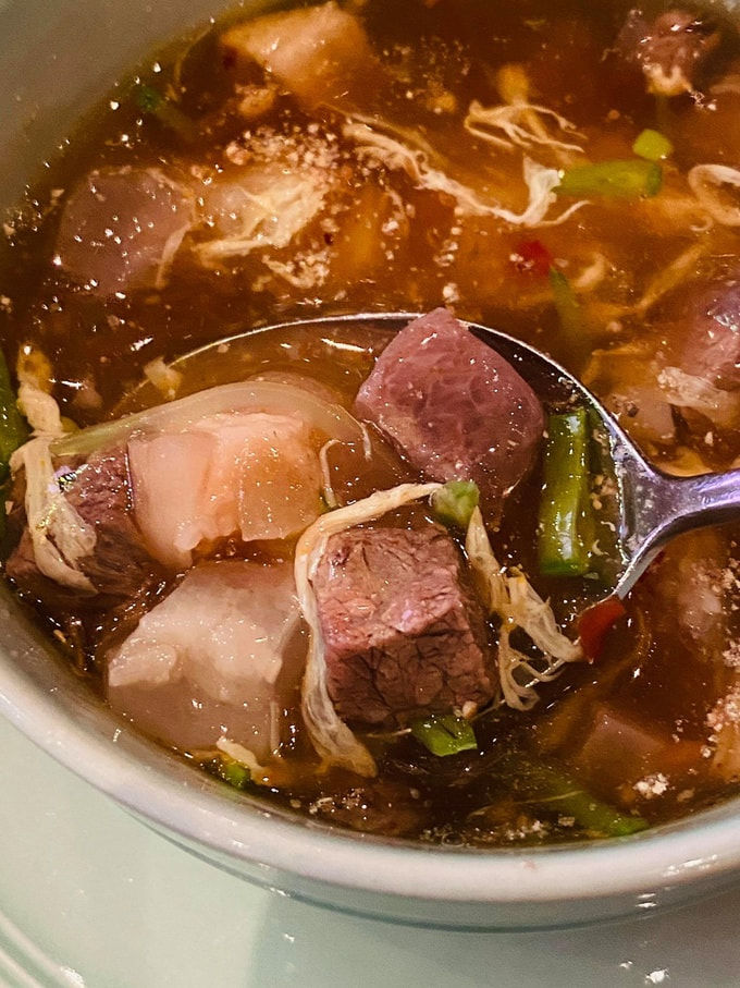 Bố Già vượt 300 tỷ, Trấn Thành ăn mừng toàn cao lương mỹ vị