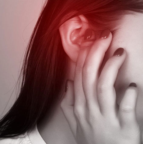 Tự ráy tai có thể nhiễm trùng não và điếc