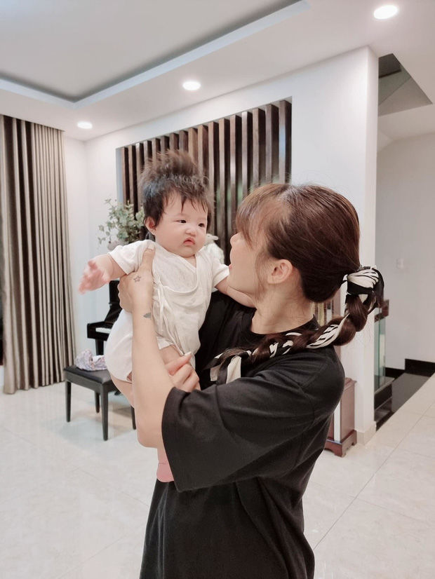 Con gái Đông Nhi đã có báu vật ngoại hình khiến bố mẹ mủi lòng