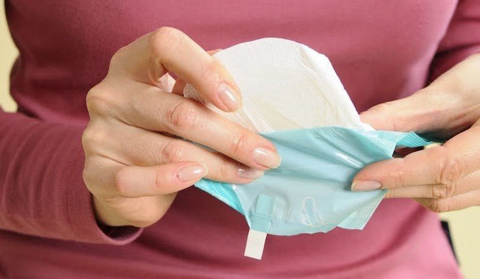 Cách phân biệt băng vệ sinh thật giả: Giấy lót sơ sài, có mùi khét