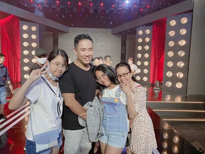 Cẩm Ly trong clip của team qua đường