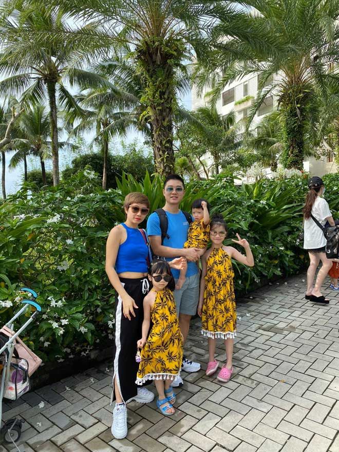 Cặp đôi sinh cùng ngày, cùng bà đỡ rồi về chung một nhà
