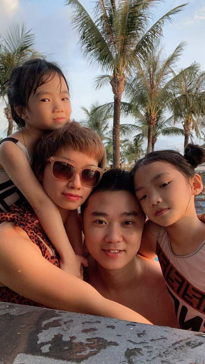 Cặp đôi sinh cùng ngày, cùng bà đỡ rồi về chung một nhà