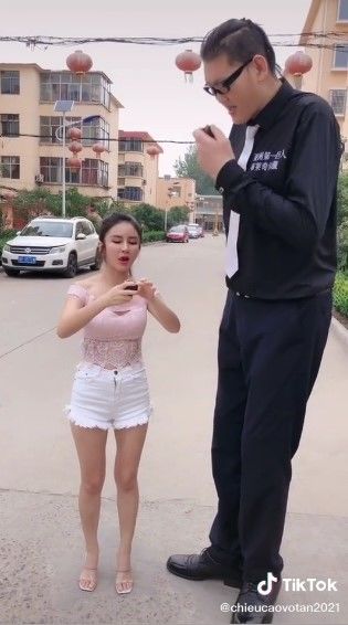 Cặp đũa lệch chênh nhau 70cm, cô gái được chú ý hơn vì quá nóng bỏng