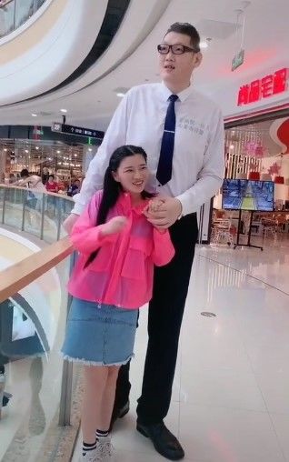 Cặp đũa lệch chênh nhau 70cm, cô gái được chú ý hơn vì quá nóng bỏng
