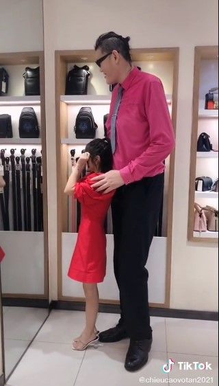 Cặp đũa lệch chênh nhau 70cm, cô gái được chú ý hơn vì quá nóng bỏng