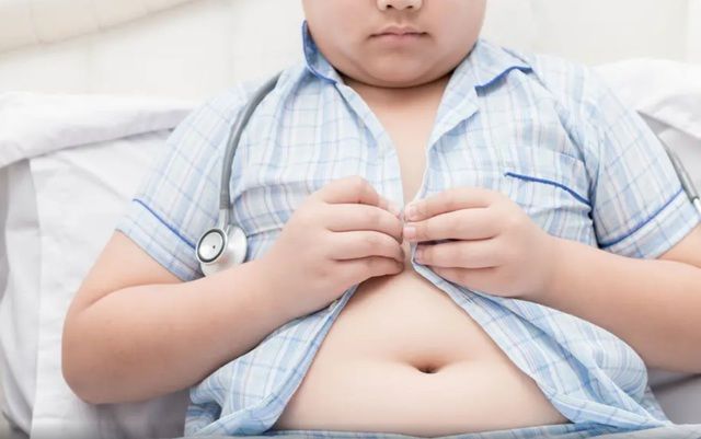 Cậu bé có vạch màu đen trên cổ, tưởng da bẩn hóa ra bệnh gai đen