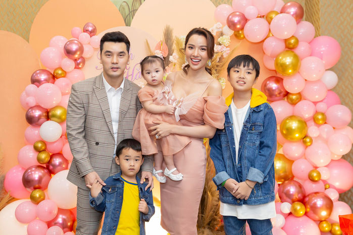 Câu chuyện con chung - con riêng trong gia đình sao Việt