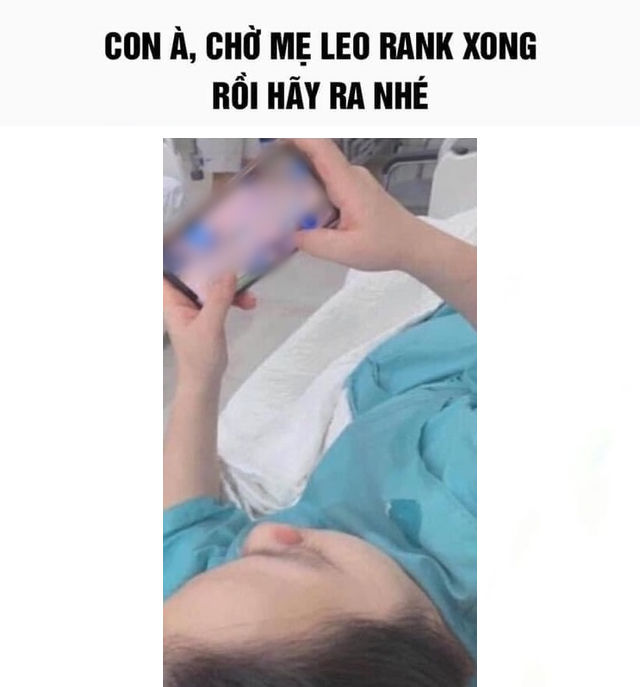 Mẹ trẻ lên bàn chờ sinh vẫn cày game, leo rank khí thế