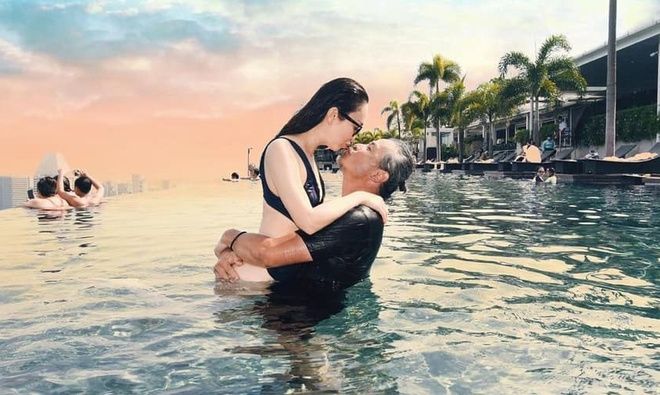 Cô cô Phạm Văn Phương tuổi 50: Đứng cạnh chồng như chú cháu