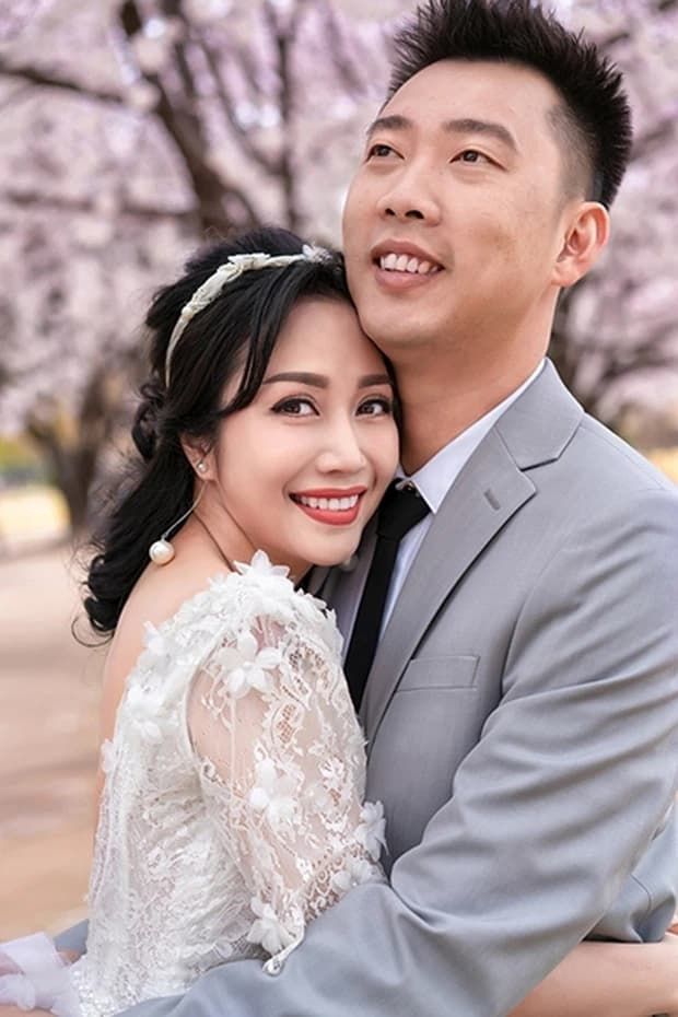 Ông xã Ốc Thanh Vân quỳ gối chụp ảnh cho vợ