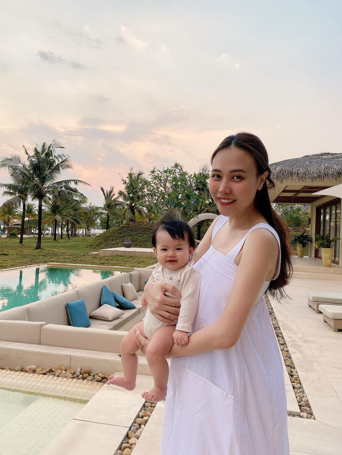 Visual cực đỉnh của con gái Cường Đô la và Đàm Thu Trang