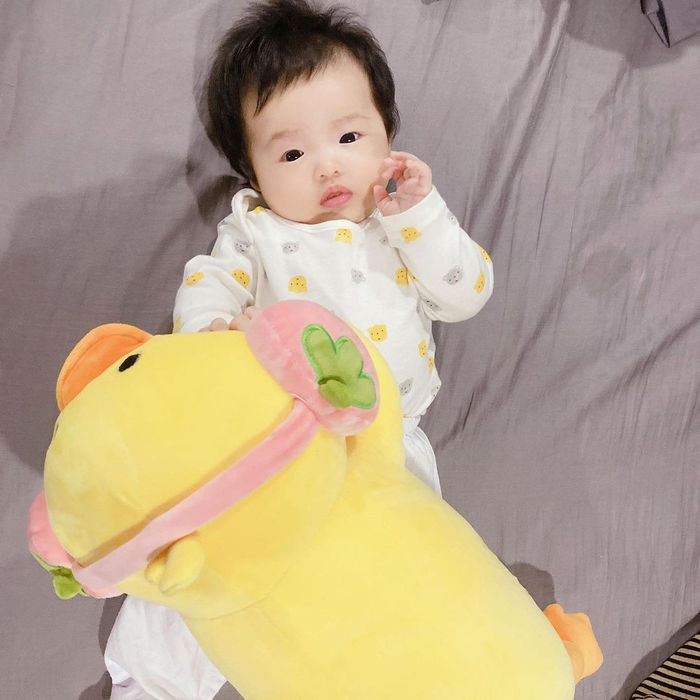 Con gái Đông Nhi mới tí tuổi đã biết làm đỏm chụp ảnh