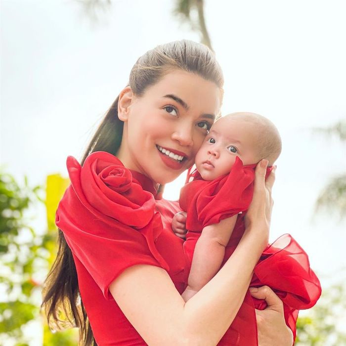 Con gái Hồ Ngọc Hà được mẹ làm điệu chuẩn công chúa mỗi lần xuất hiện
