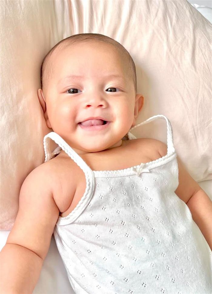 Con gái Hồ Ngọc Hà được mẹ làm điệu chuẩn công chúa mỗi lần xuất hiện