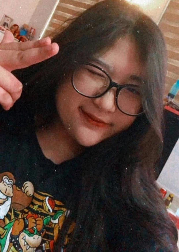 Con gái NSND Hồng Vân ra dáng mỹ nhân ở tuổi 14