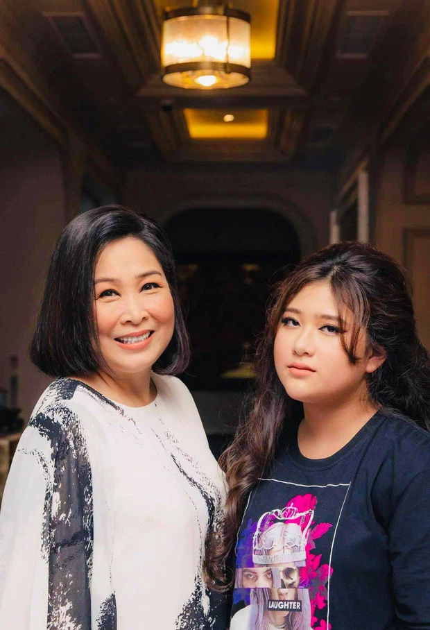 Con gái NSND Hồng Vân ra dáng mỹ nhân ở tuổi 14