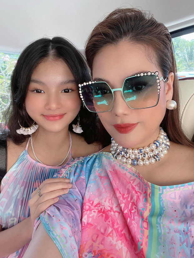 Mẹ con Trương Ngọc Ánh đọ sắc chung khung hình