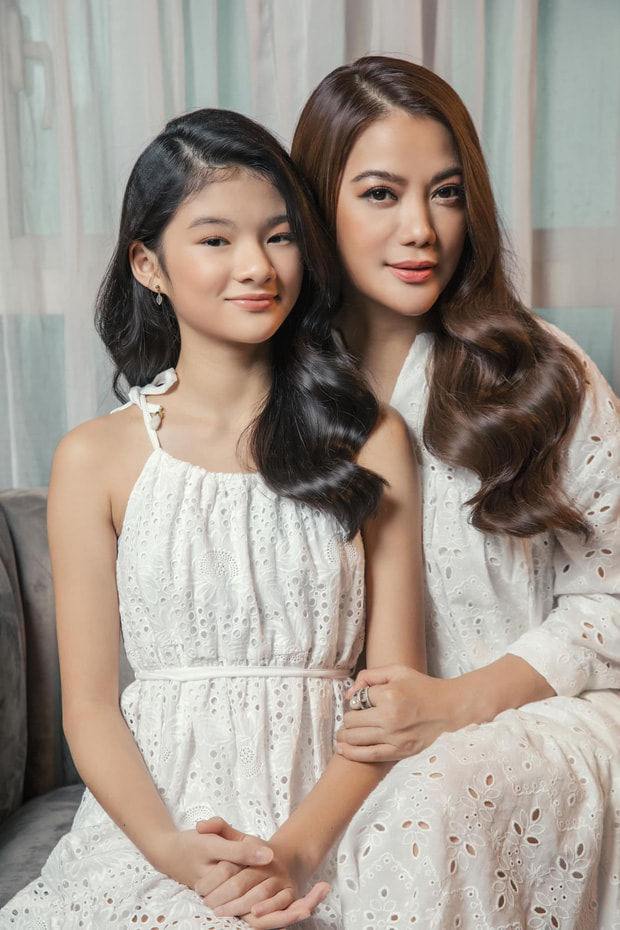 Mẹ con Trương Ngọc Ánh đọ sắc chung khung hình