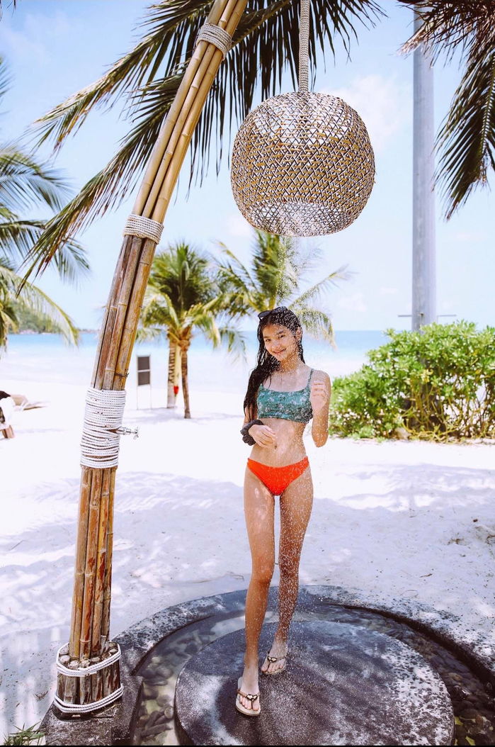 Con gái Trương Ngọc Ánh diện bikini khoe chân dài khó tin ở tuổi 13