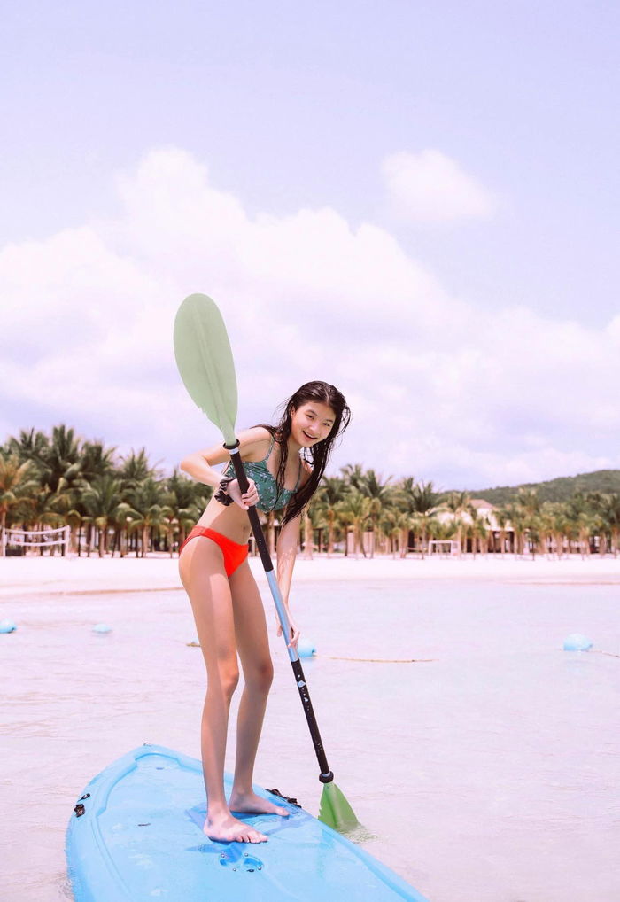 Con gái Trương Ngọc Ánh diện bikini khoe chân dài khó tin ở tuổi 13
