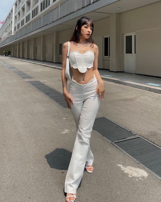 Style sao Việt tuần qua: Ngọc Trinh quyến rũ mà năng động