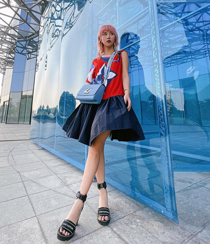 Style sao Việt tuần qua: Ngọc Trinh quyến rũ mà năng động