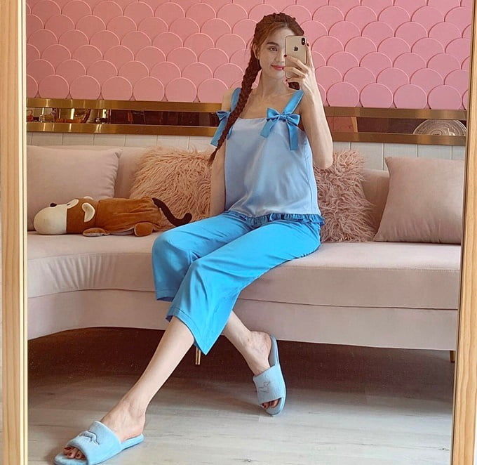 Những đôi dép mang ở nhà của sao Việt
