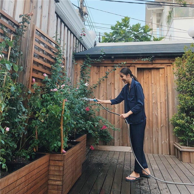 Những đôi dép mang ở nhà của sao Việt