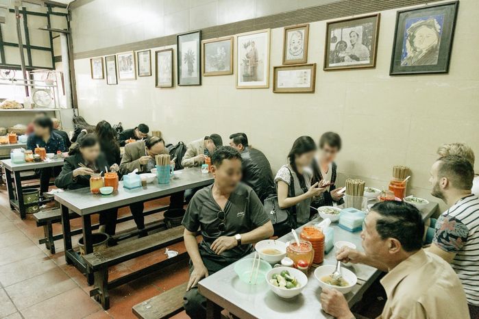 Đi ăn ngoài hàng quán có nhất thiết phải boa cho nhân viên?