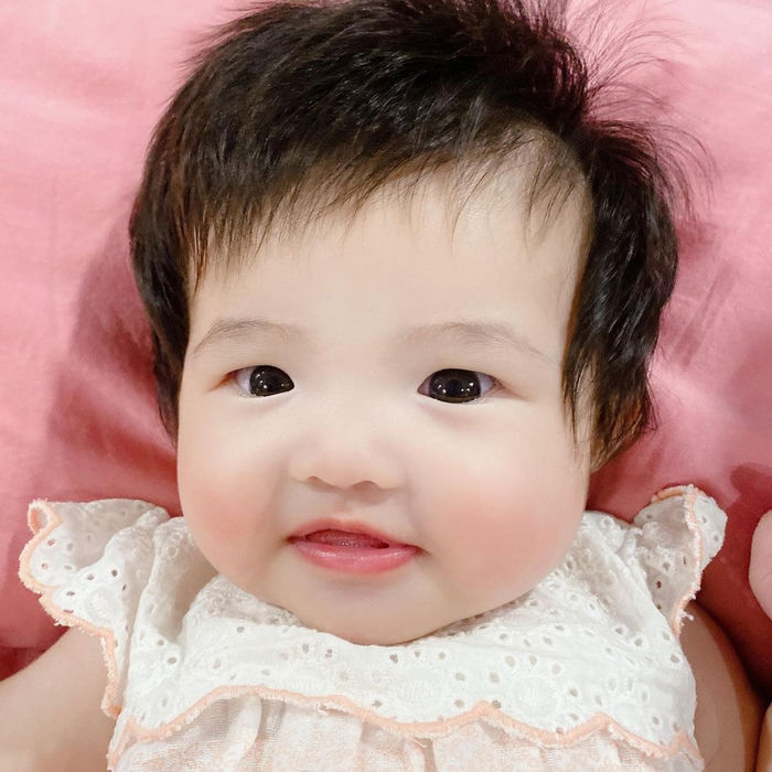 Đông Nhi khoe ảnh con gái say sữa siêu đáng yêu