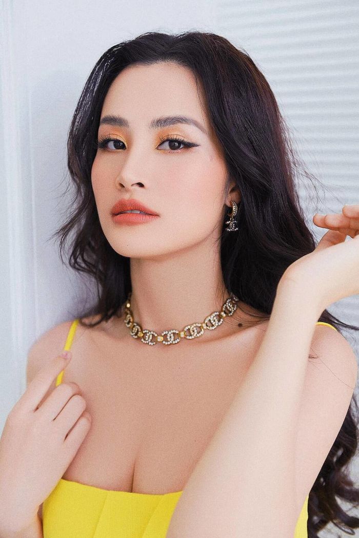 Đông Nhi trong trang phục màu vàng: Ngày ấy - bây giờ quá khác biệt