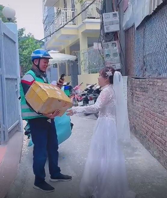 Khách mua có tâm: Cô dâu đang làm lễ hỏi vẫn bỏ chú rể ra nhận hàng