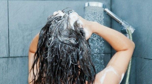 Gội đầu ban đêm “rước” đủ thứ bệnh vào người