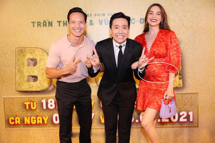 Hà Hồ để lộ vòng eo kém thon gọn khi diện đầm ôm body
