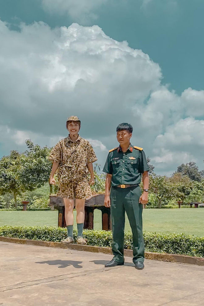 Hậu Hoàng đăng ảnh đôi với Mũi trưởng Long