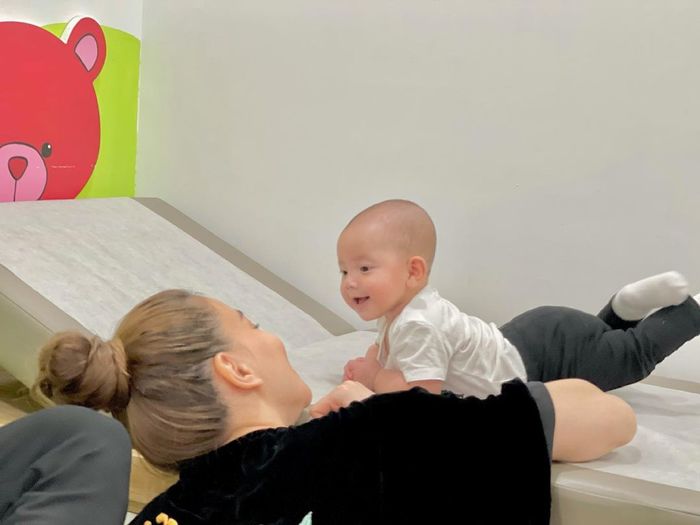 Hồ Ngọc Hà công khai cân nặng, chiều cao của hai con sinh đôi