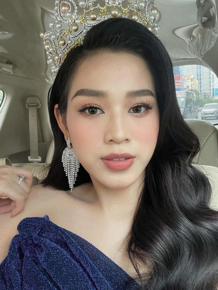 Hoa hậu Đỗ Thị Hà khoe nhẫn kim cương