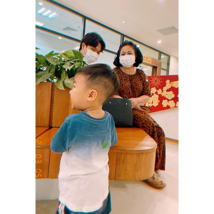 Hòa Minzy khoe ảnh chồng doanh nhân chăm con trai cưng