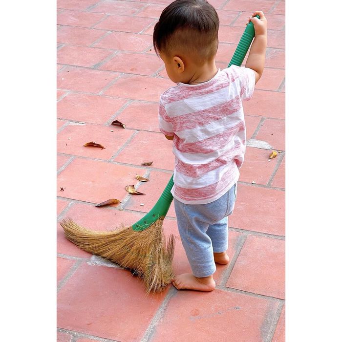 Hòa Minzy khoe ảnh chồng doanh nhân chăm con trai cưng