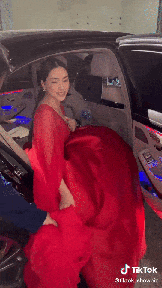 Hoà Minzy xúng xính đôi siêu cao gót 23 phân khiến CĐM ngả mũ