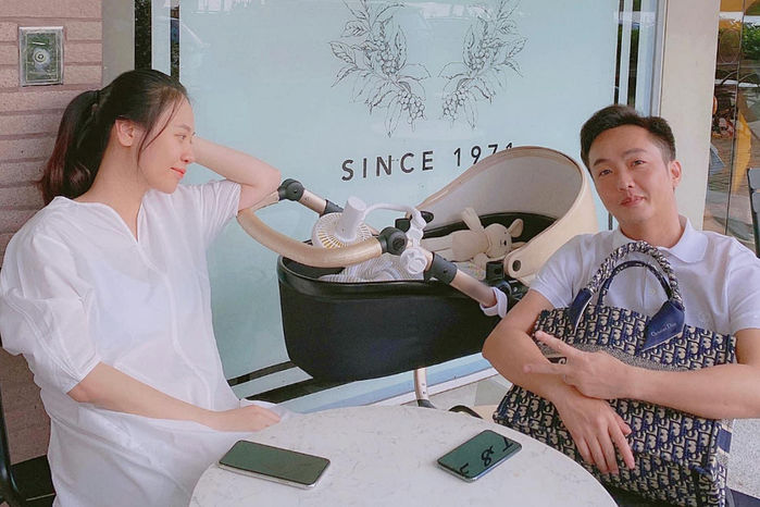 Khoảng khắc các cặp đôi sao VIệt bế con đi hẹn hò